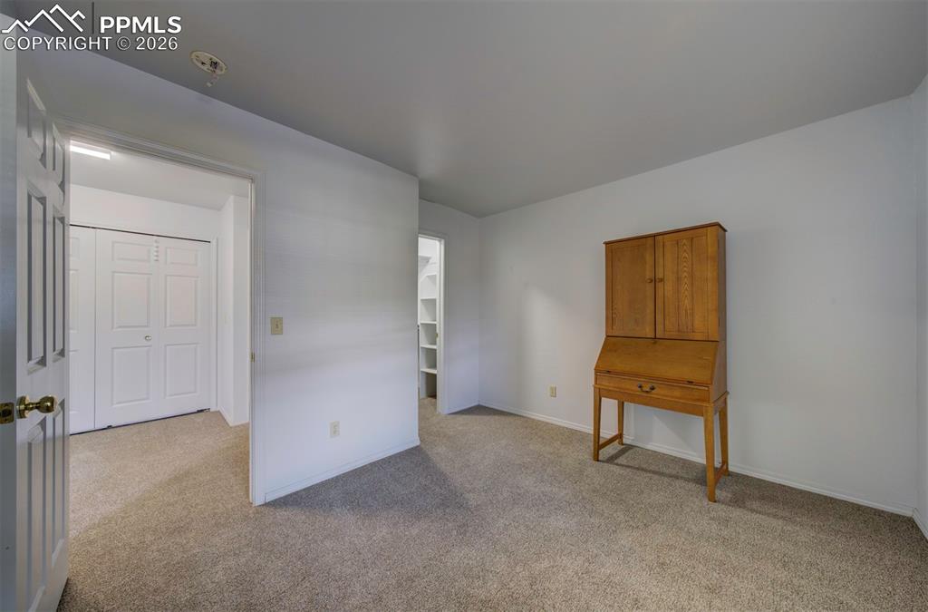 Image 19 of 25: Bedroom