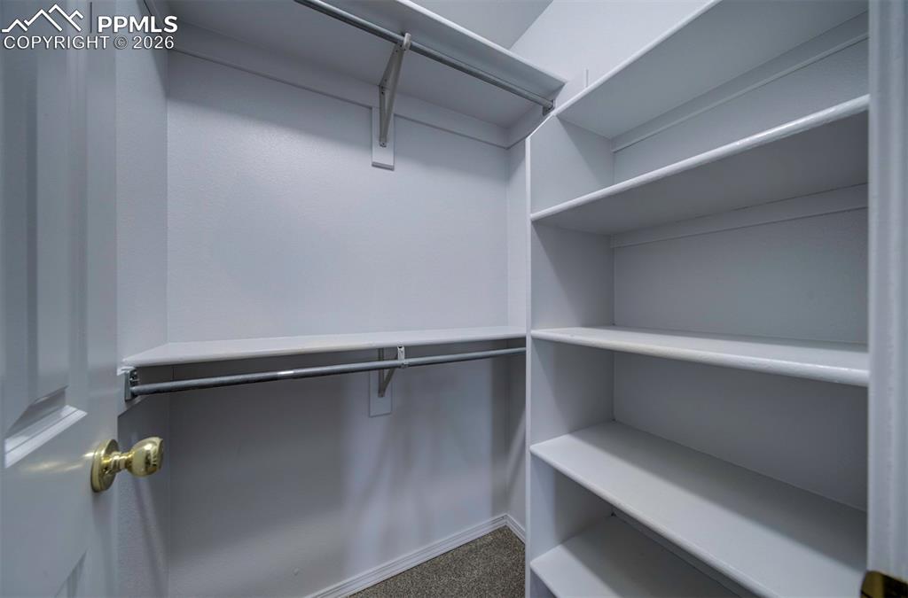 Image 22 of 25: Closet