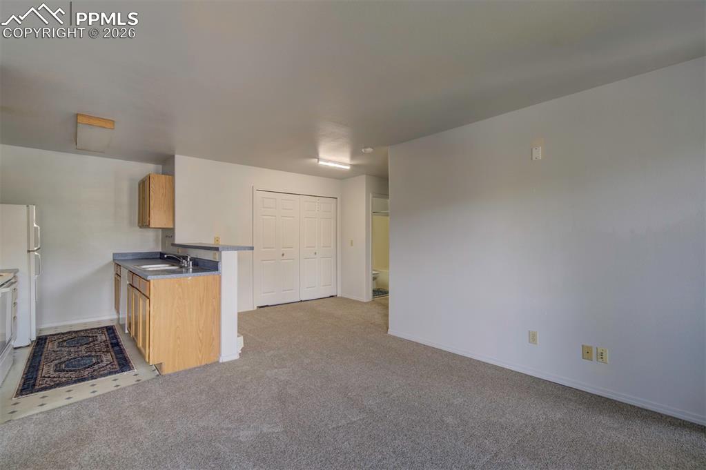 Image 4 of 25: Kitchen