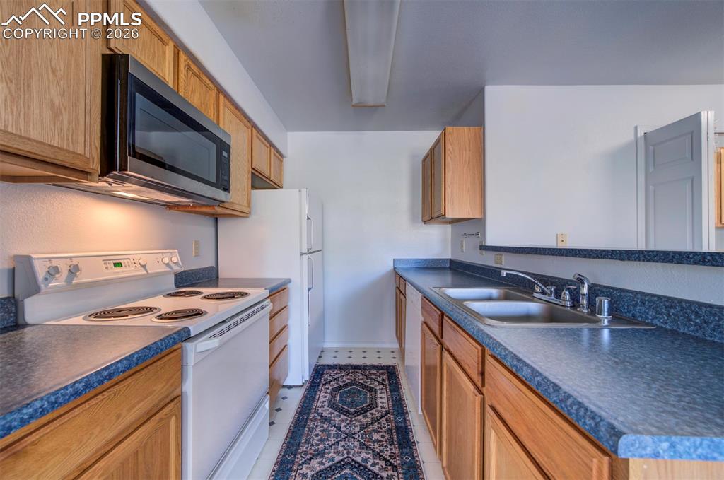 Image 9 of 25: Kitchen