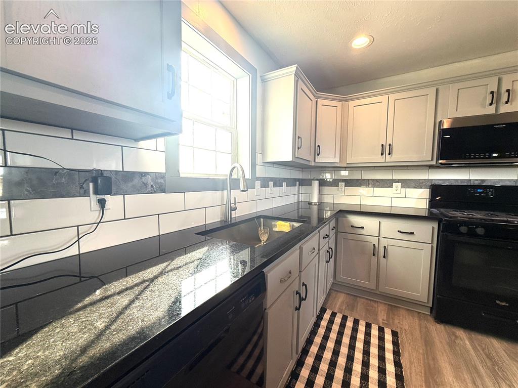 Image 10 of 39: Kitchen