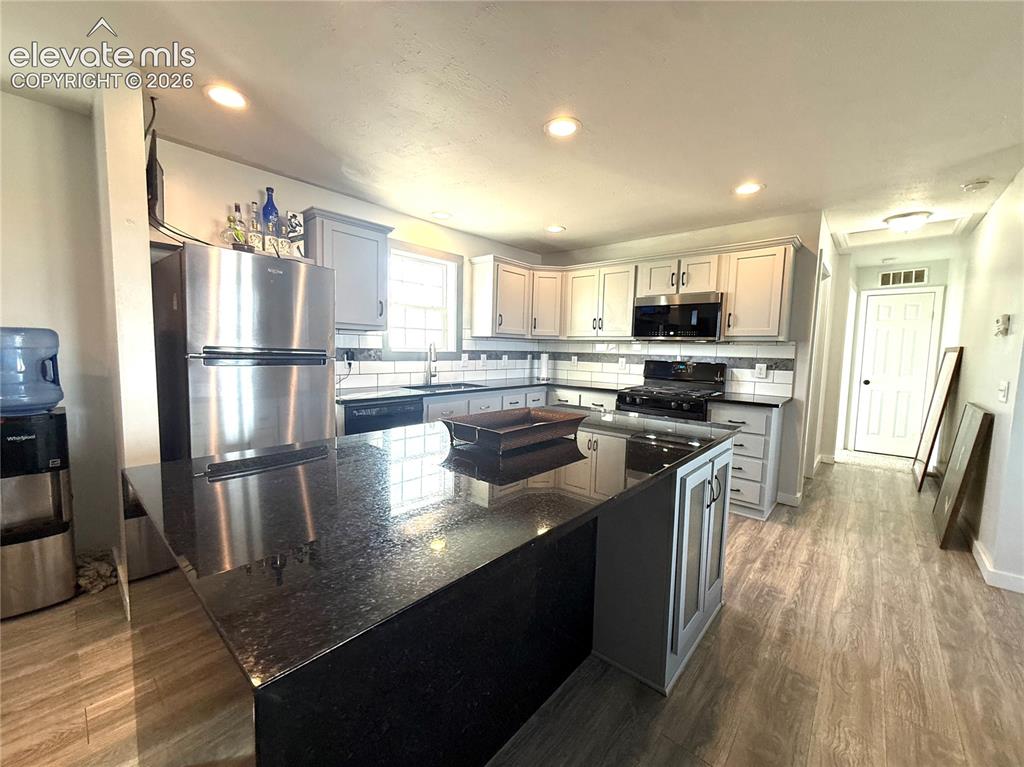 Image 13 of 39: Kitchen