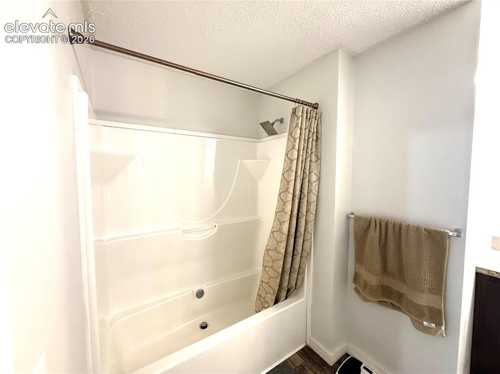 Image 18 of 39: Bathroom