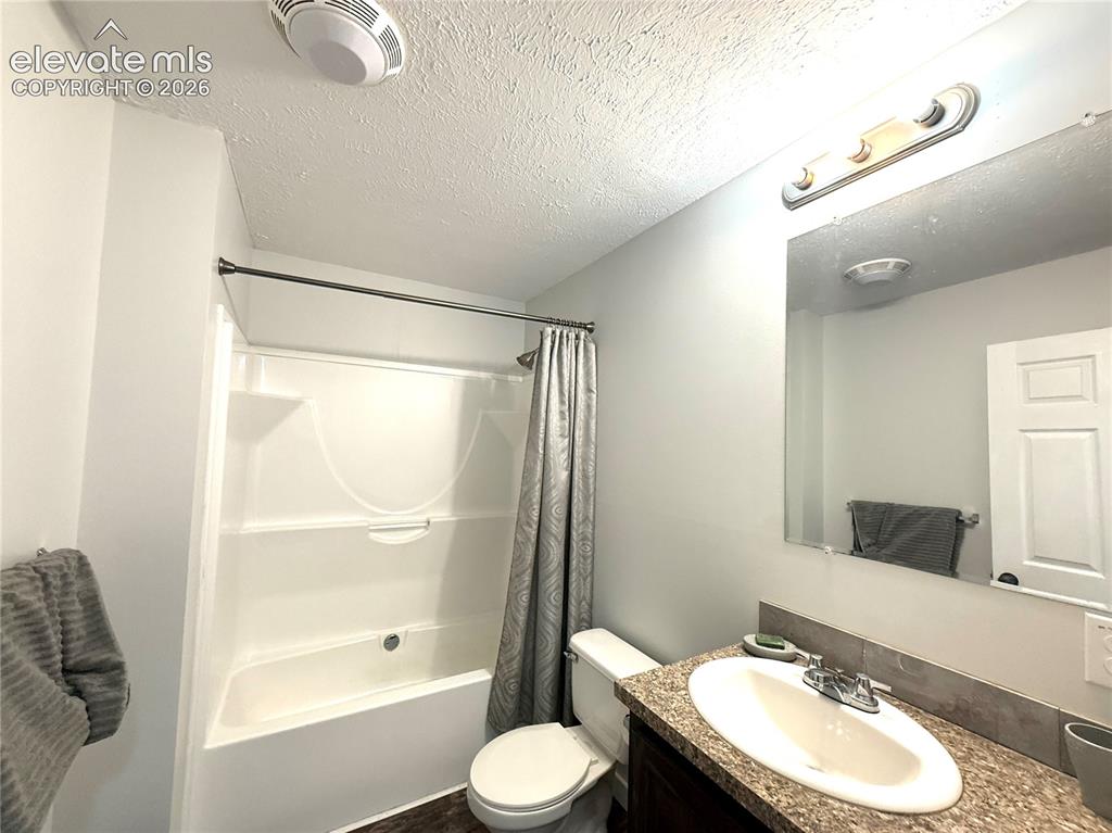 Image 20 of 39: Bathroom
