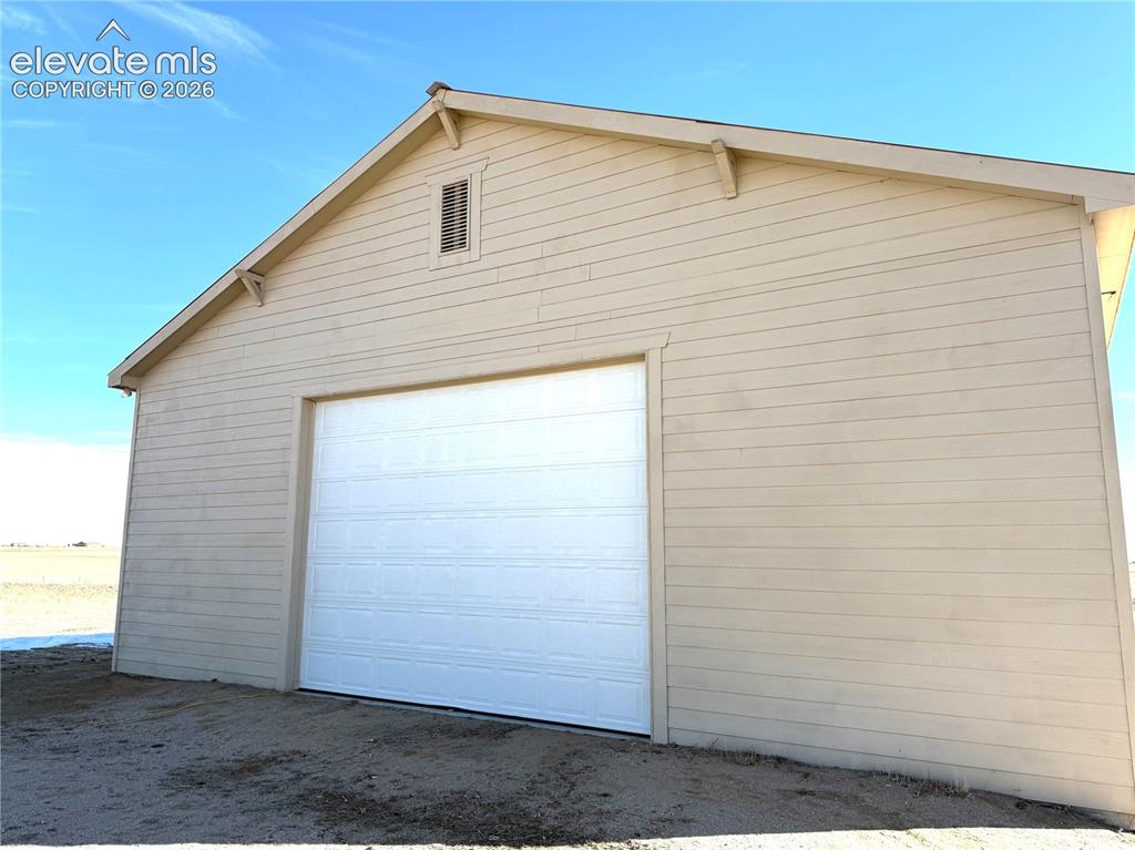 Image 32 of 39: Garage