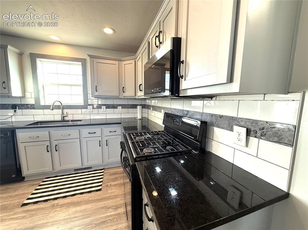 Image 9 of 39: Kitchen
