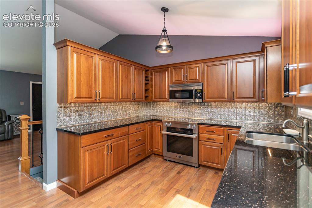 Image 17 of 49: Kitchen