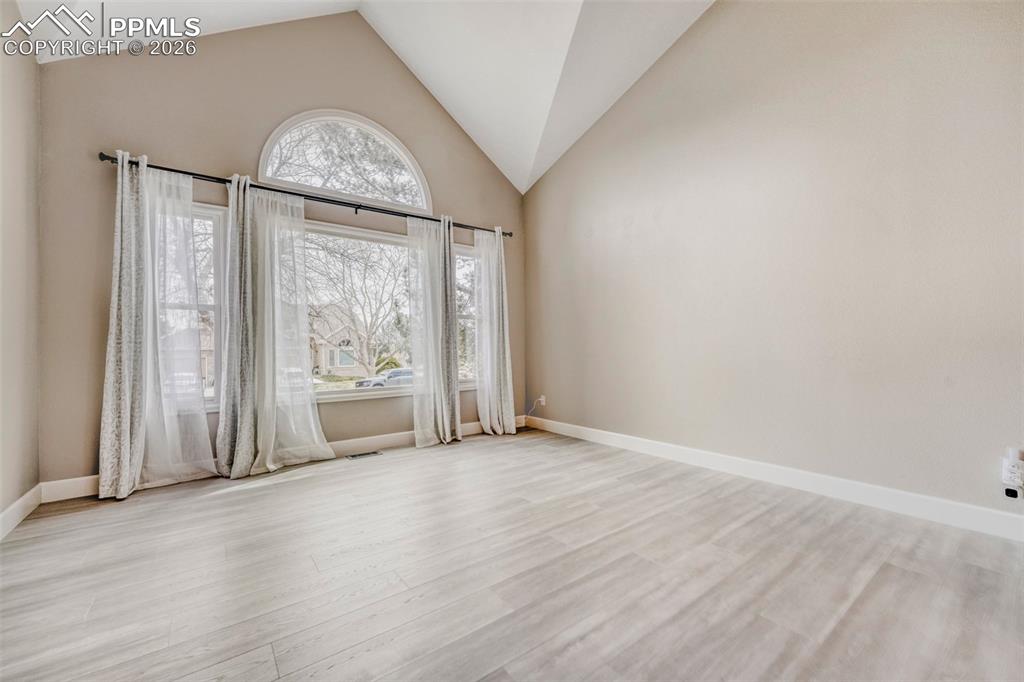 Image 14 of 30: Living Room