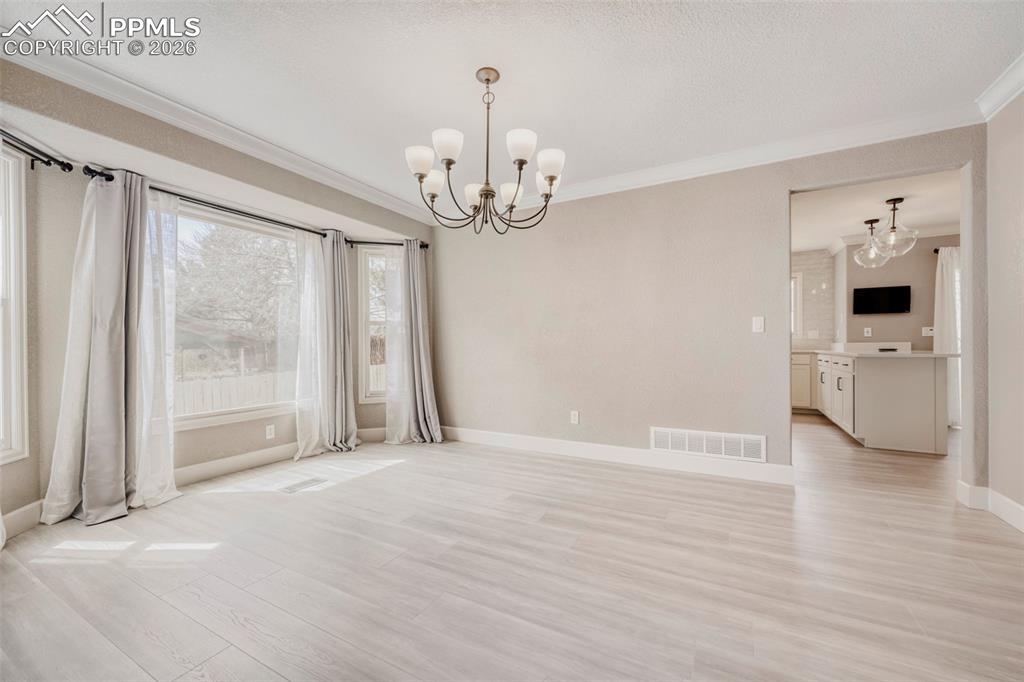 Image 15 of 30: Dining Room