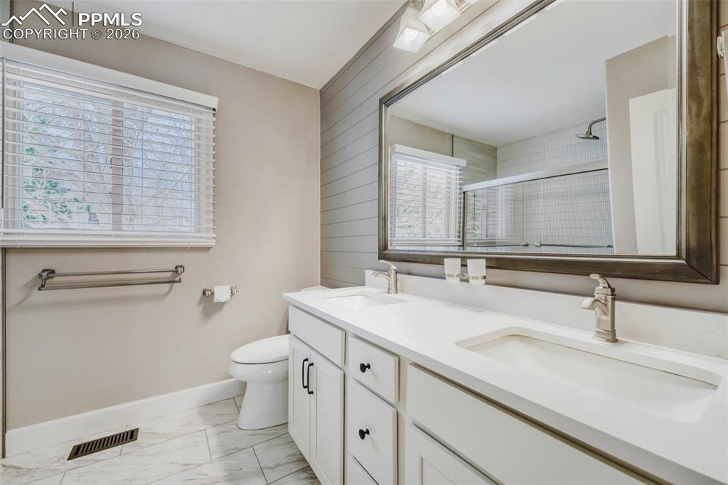 Image 22 of 30: Upstairs Bathroom