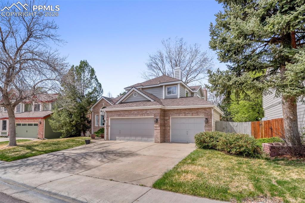 Image 3 of 30: Front of house