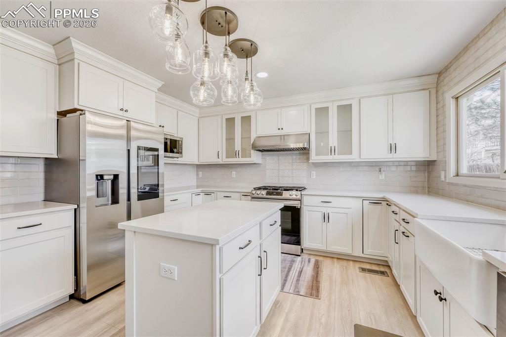 Image 4 of 30: Kitchen