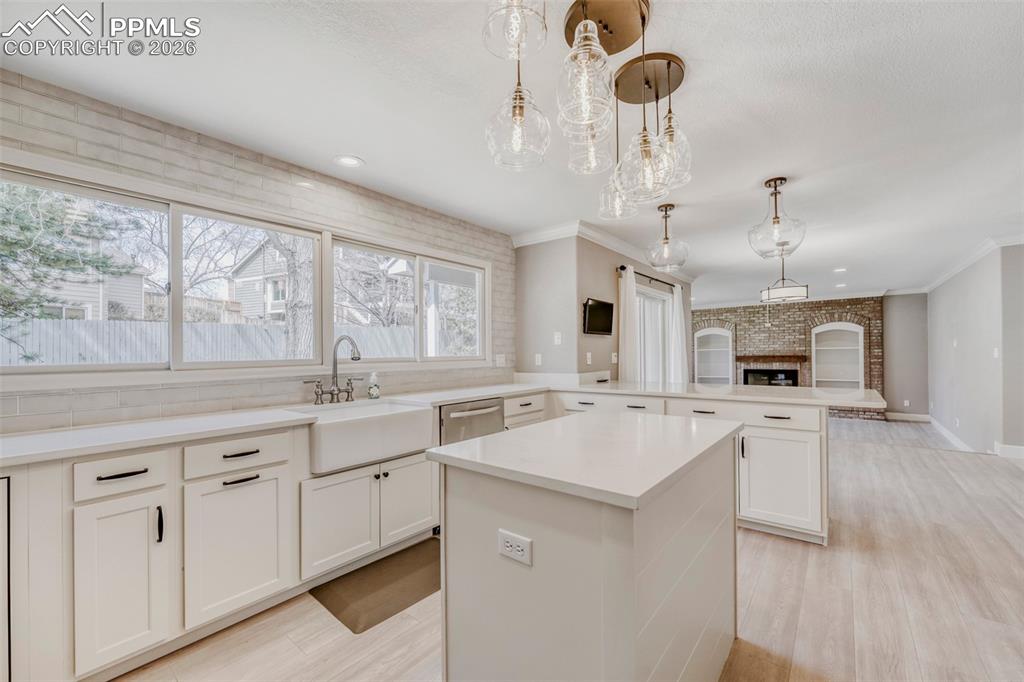 Image 6 of 30: Kitchen