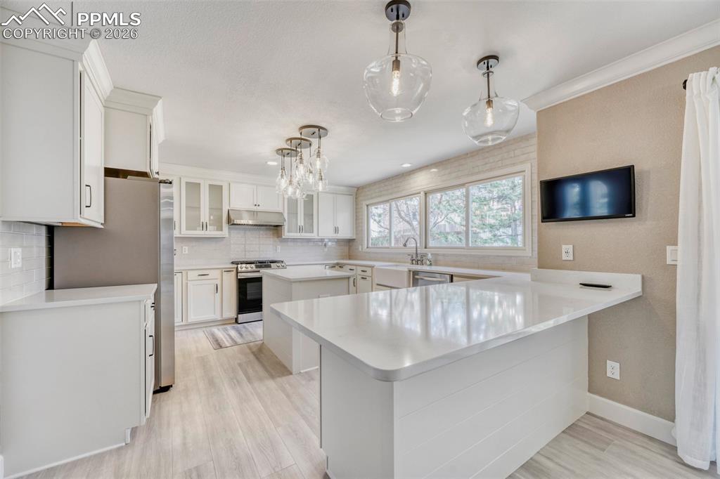 Image 7 of 30: Kitchen