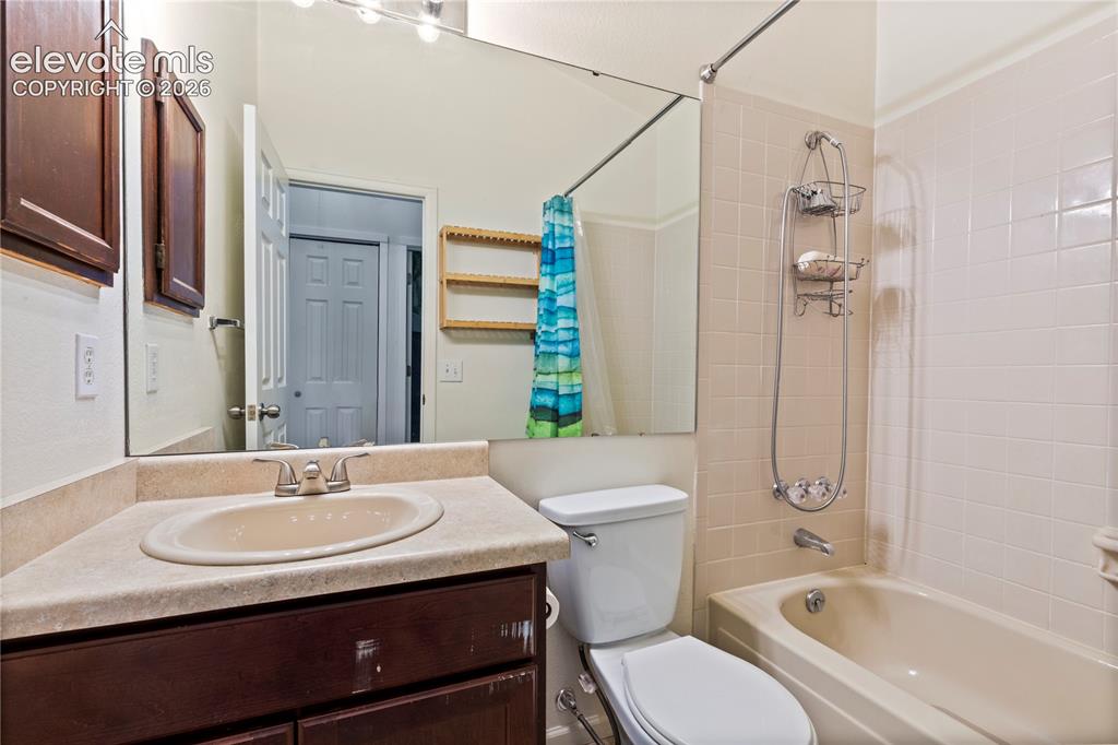 Image 14 of 15: Bathroom