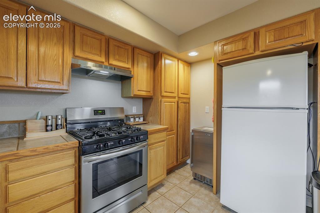 Image 12 of 28: Kitchen