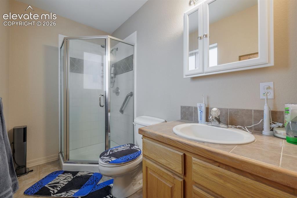 Image 17 of 28: Bathroom
