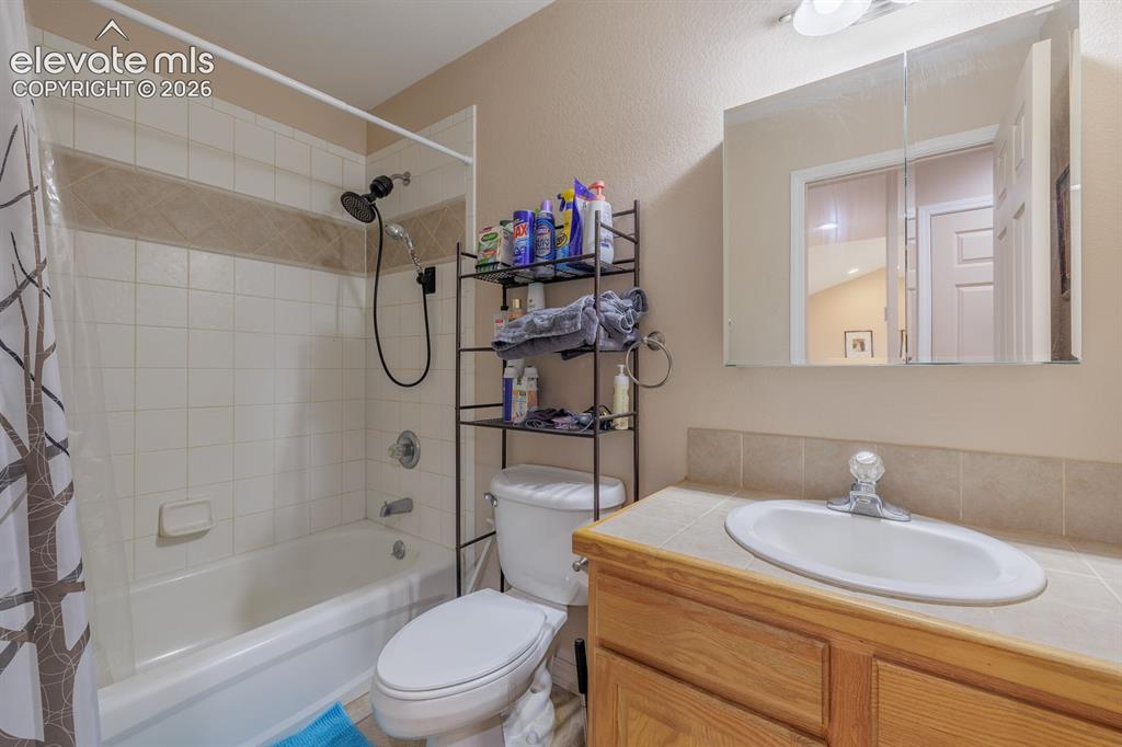 Image 20 of 28: Bathroom