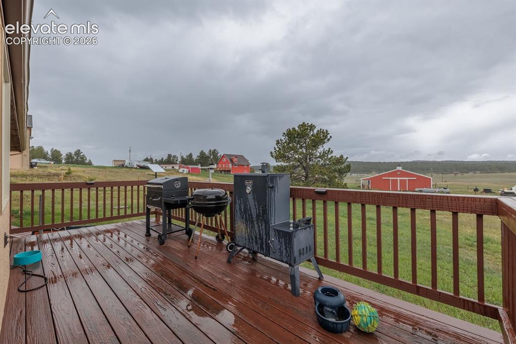Image 23 of 28: Deck