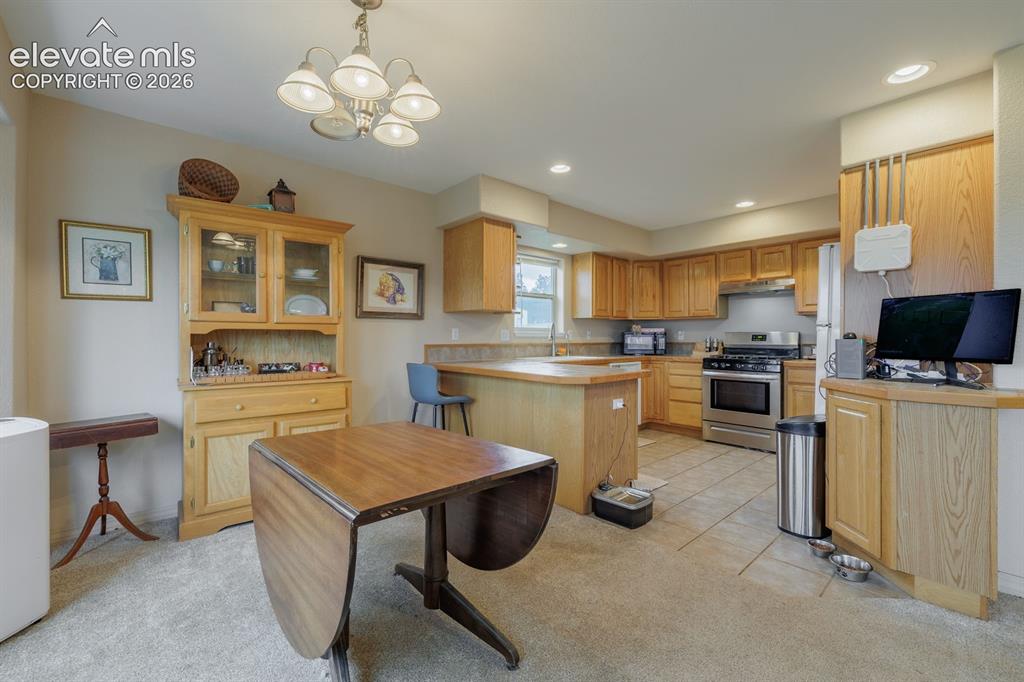 Image 7 of 28: Kitchen