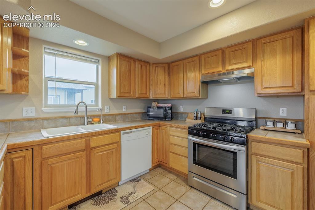 Image 9 of 28: Kitchen