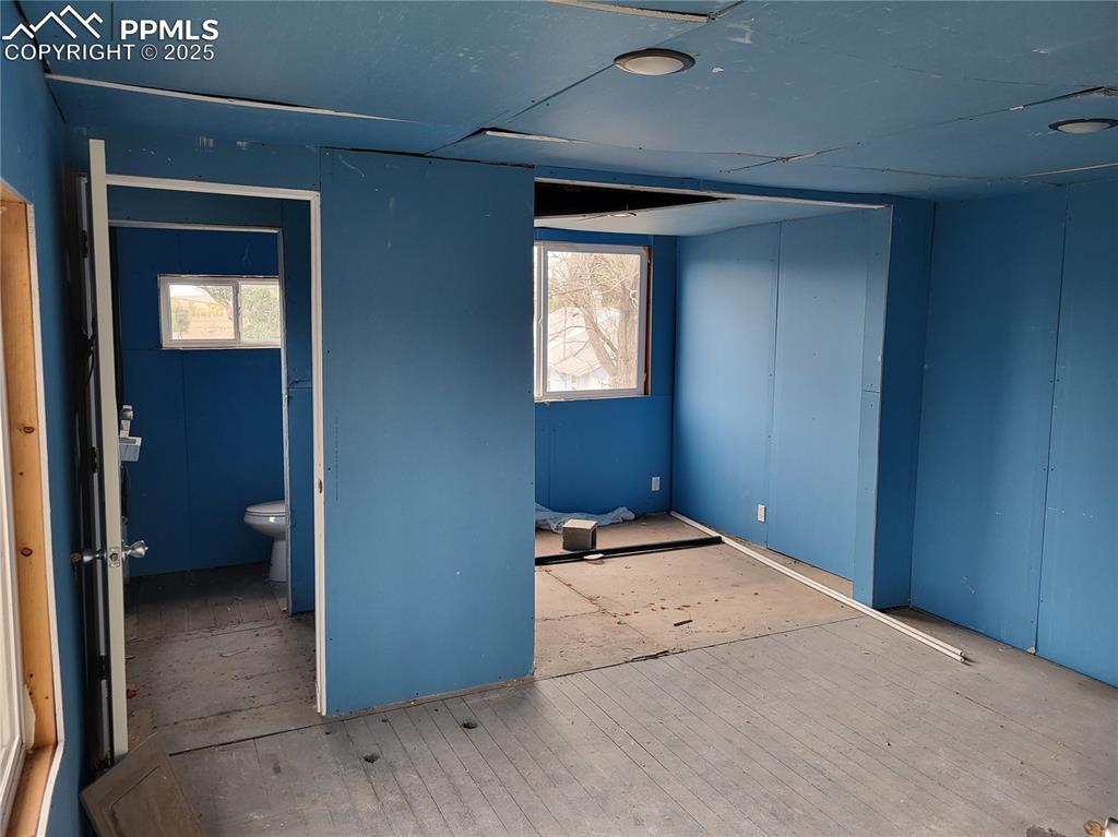 Image 10 of 11: Bedroom