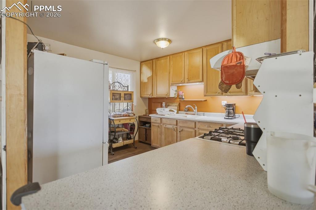 Image 10 of 24: Kitchen