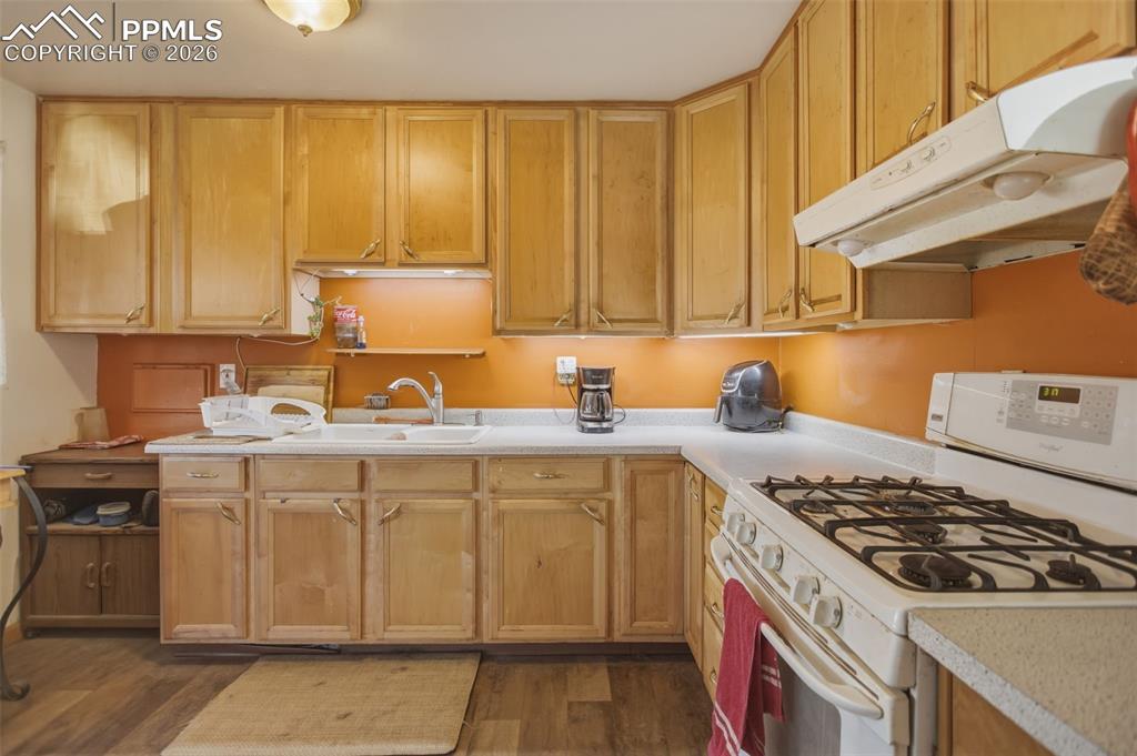 Image 11 of 24: Kitchen