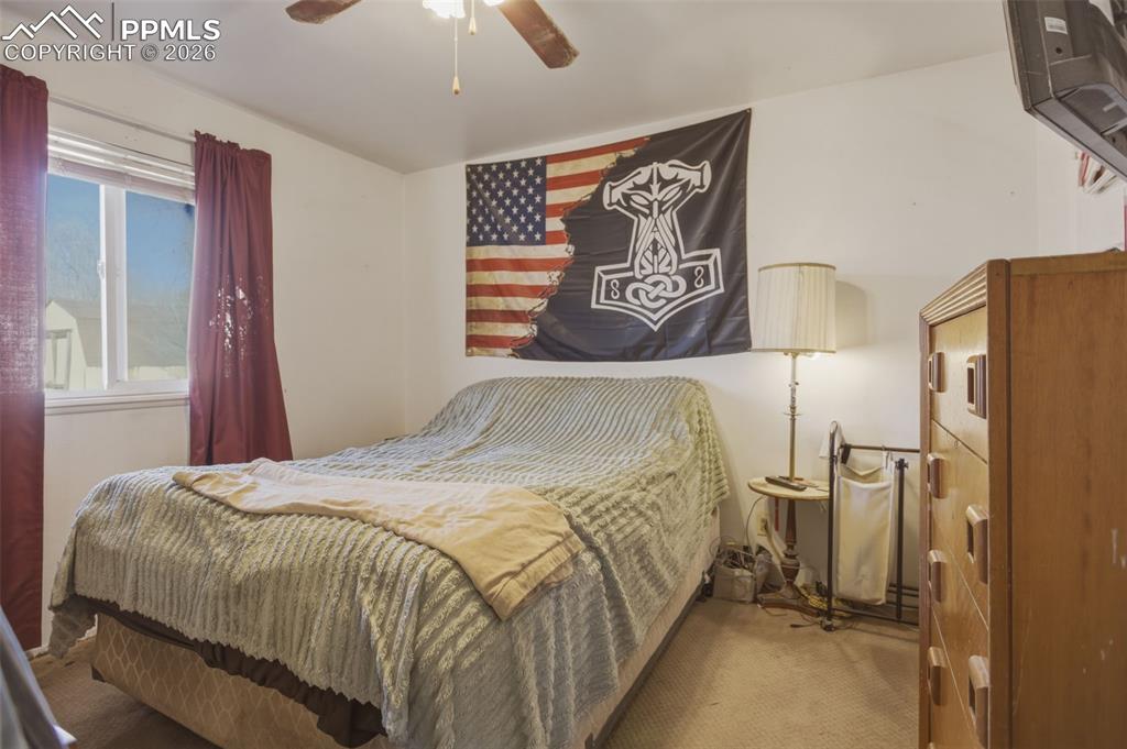 Image 14 of 24: Bedroom