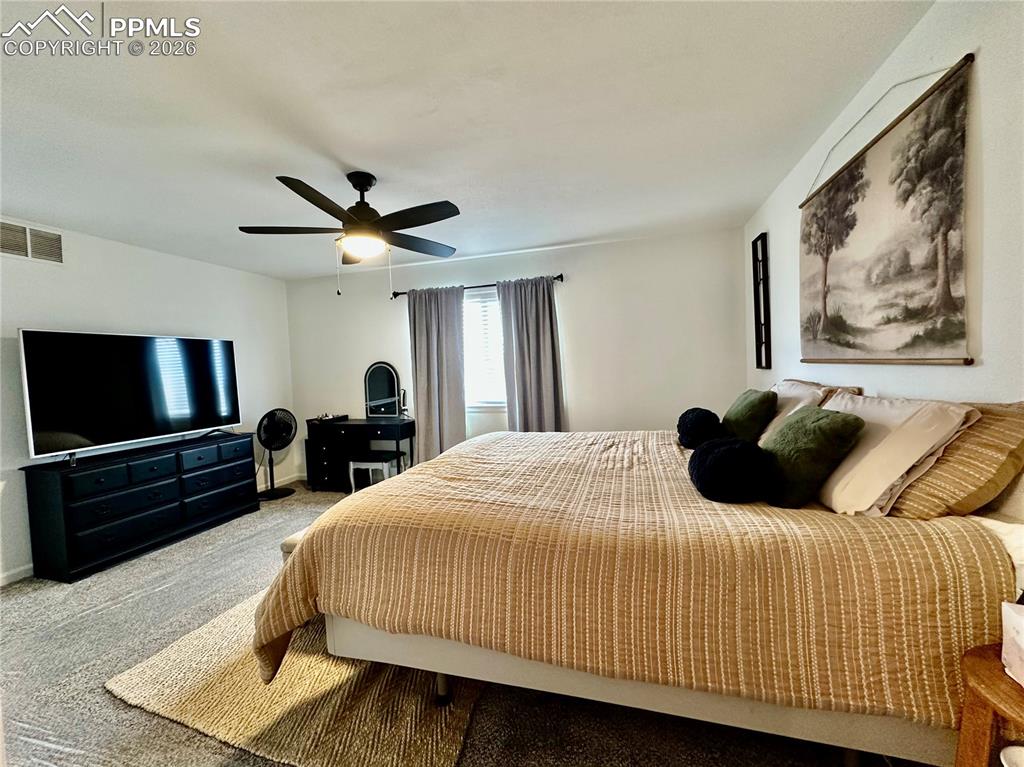 Image 10 of 30: Bedroom