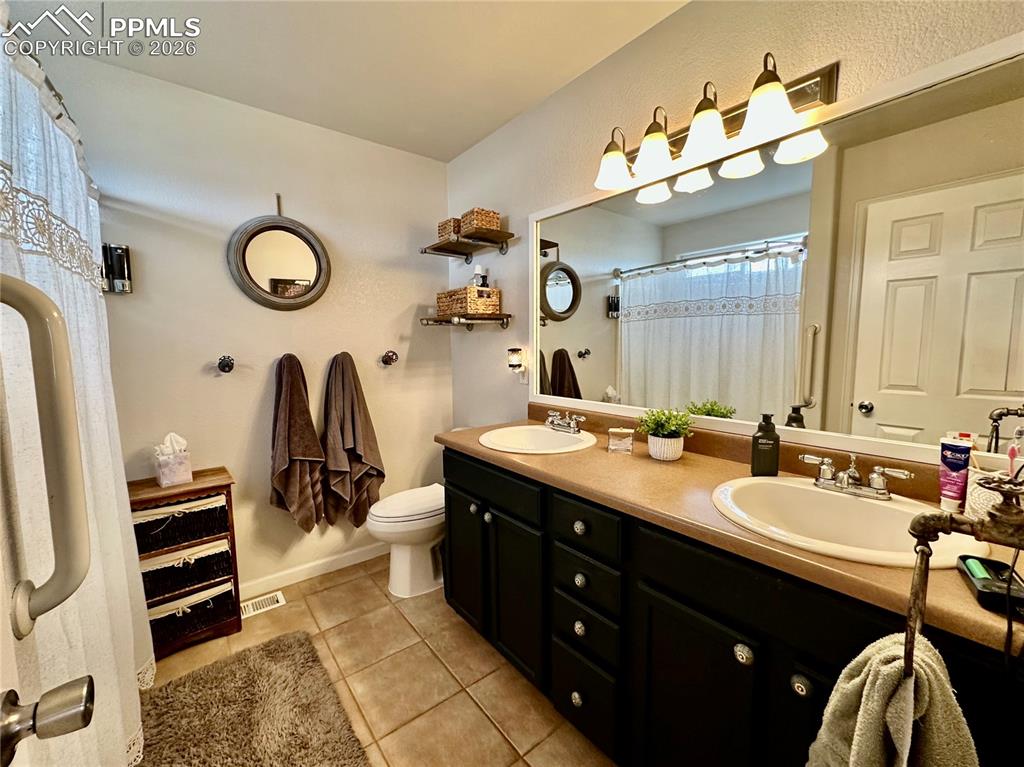 Image 11 of 30: Bathroom