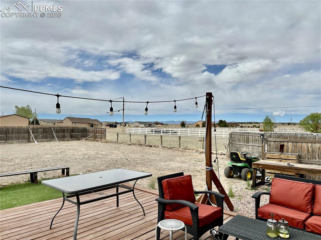 Image 21 of 30: Deck