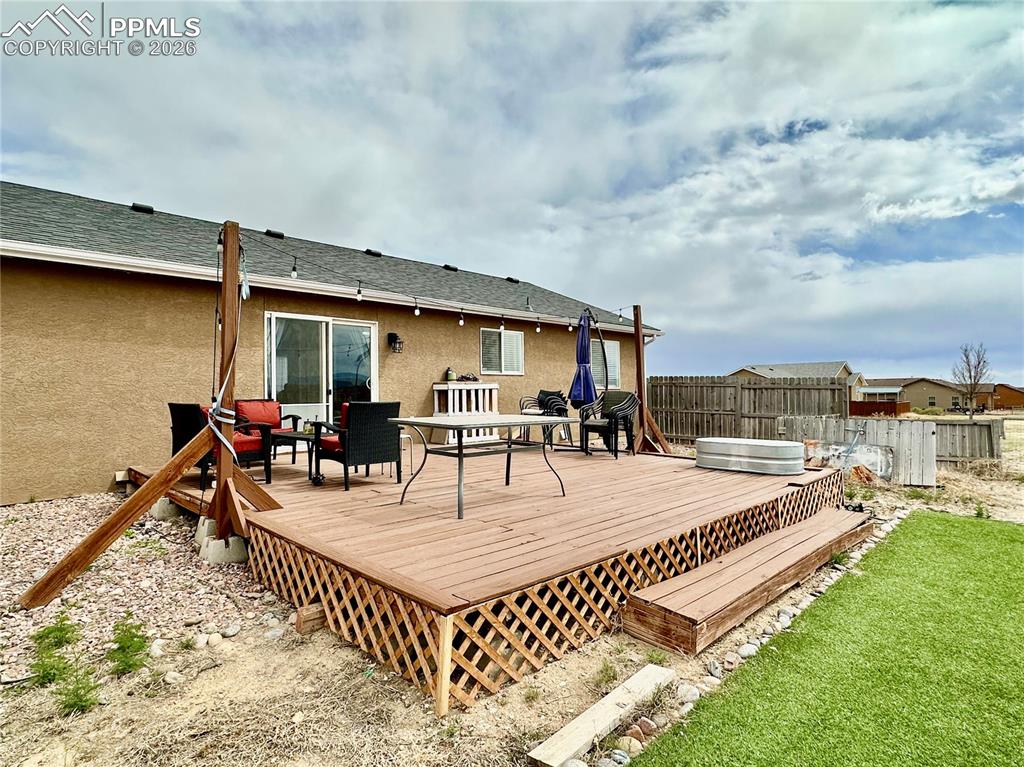 Image 22 of 30: Deck