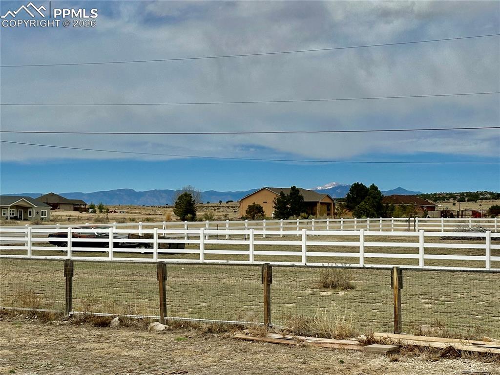 Image 23 of 30: Yard