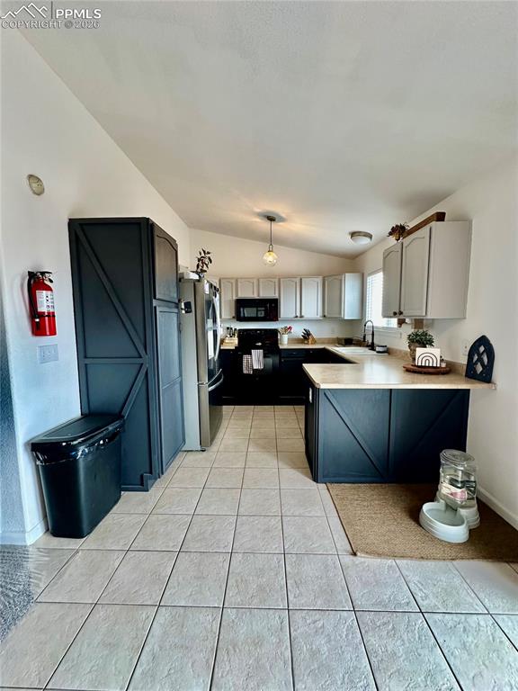 Image 6 of 30: Kitchen