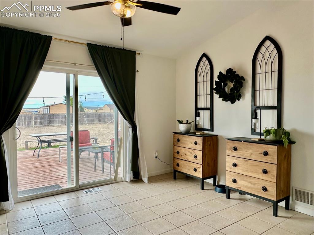 Image 7 of 30: Bedroom