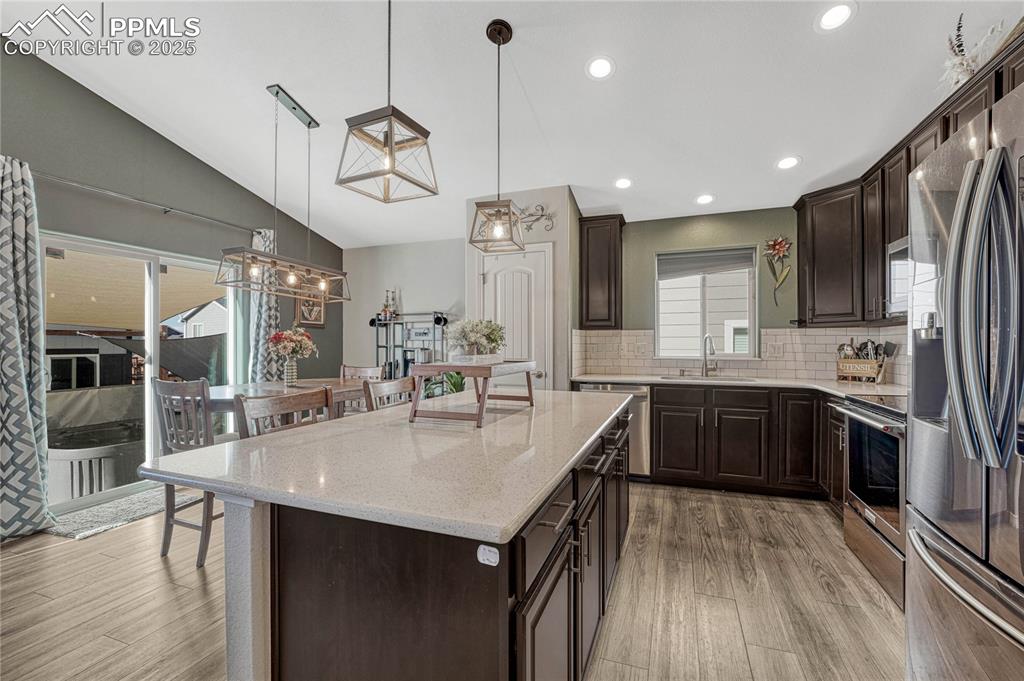 Image 14 of 50: Kitchen