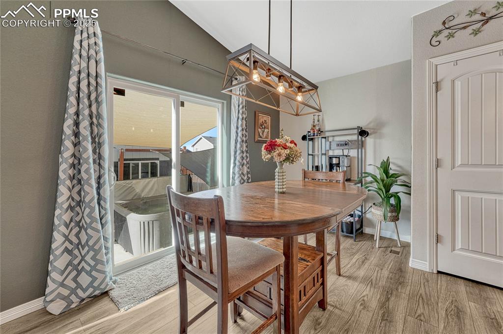 Image 17 of 50: Dining Area