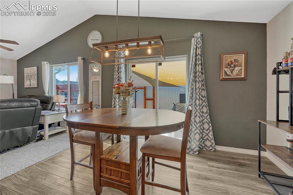 Image 18 of 50: Dining Area