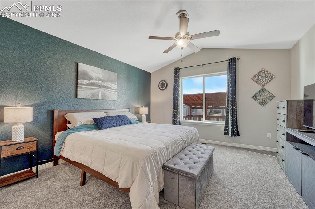 Image 19 of 50: Bedroom