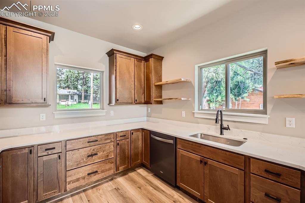 Image 10 of 20: Kitchen