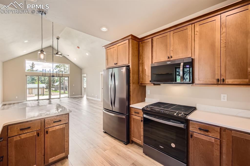 Image 11 of 20: Kitchen