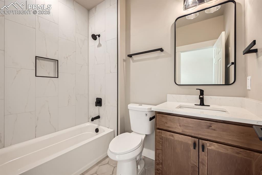 Image 16 of 20: Bathroom