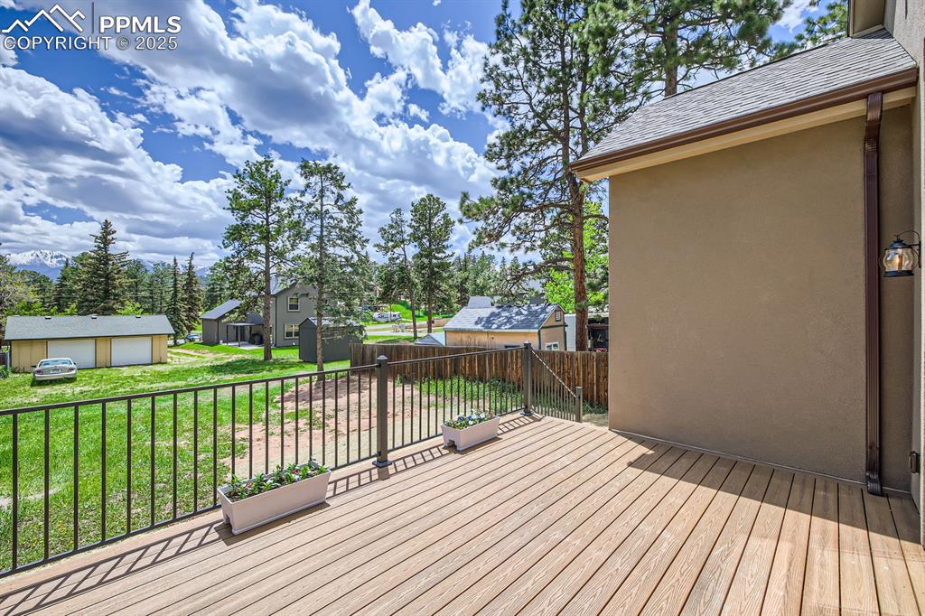 Image 18 of 20: Deck