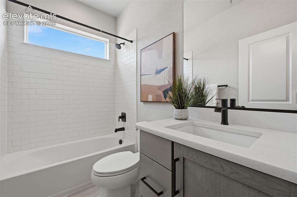 Image 18 of 33: Full bath on the main level with quartz counters!