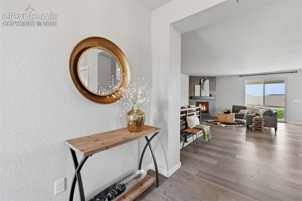 Image 4 of 33: Spacious welcoming entry!