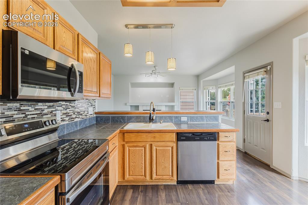 Image 14 of 50: Kitchen
