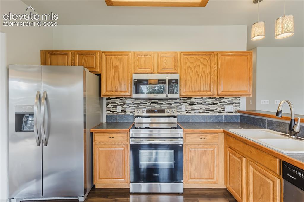 Image 15 of 50: Kitchen