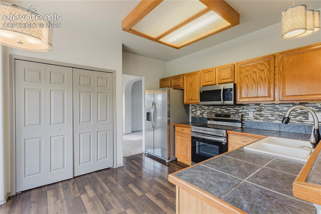 Image 16 of 50: Kitchen