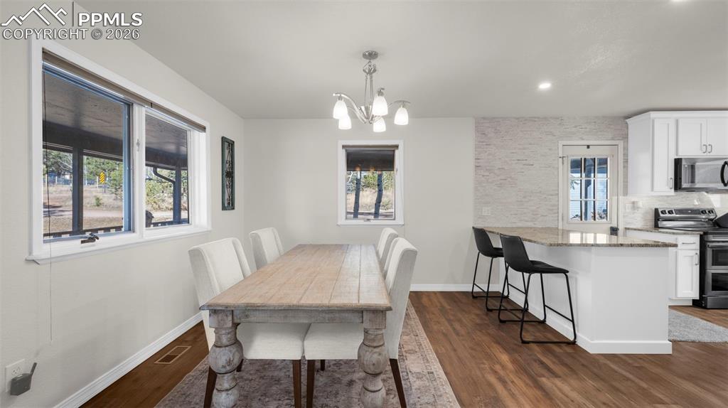 Image 16 of 39: Dining Area